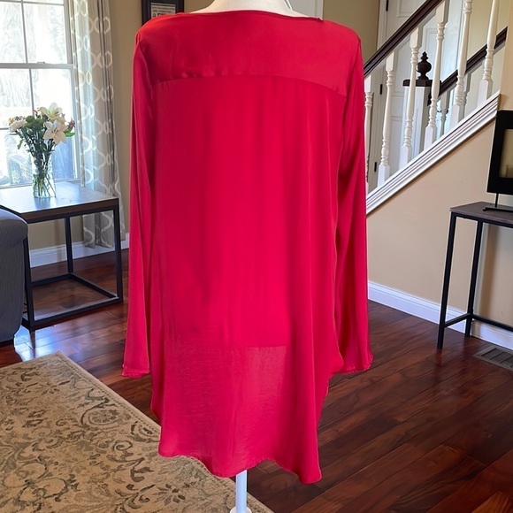 ❌SOLD Jennifer Lopez Silky Satiny Red High Low Top, V neck, Size M - Picture 8 of 9